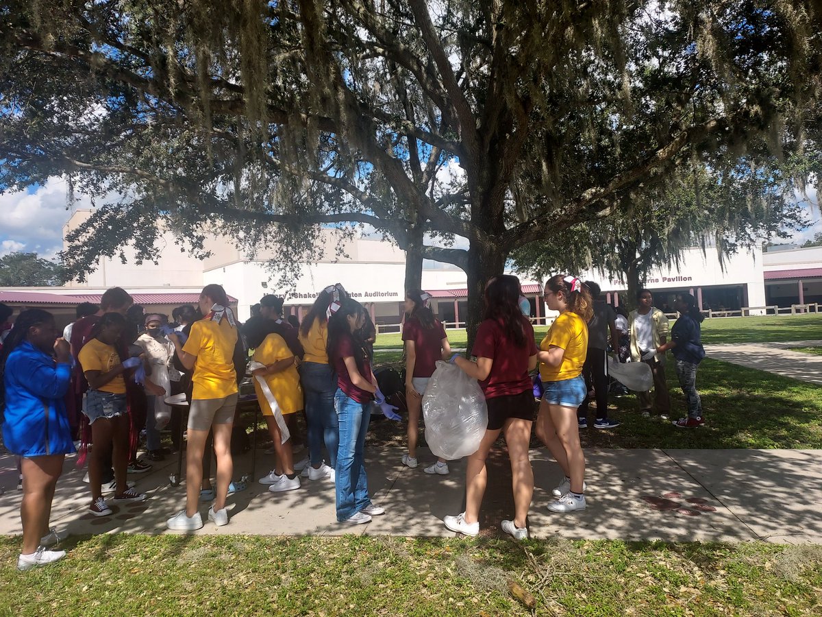 MiddletonCheer's tweet photo. Campus Clean Up!! #Tigerpride https://t.co/3kgUSgqmV6