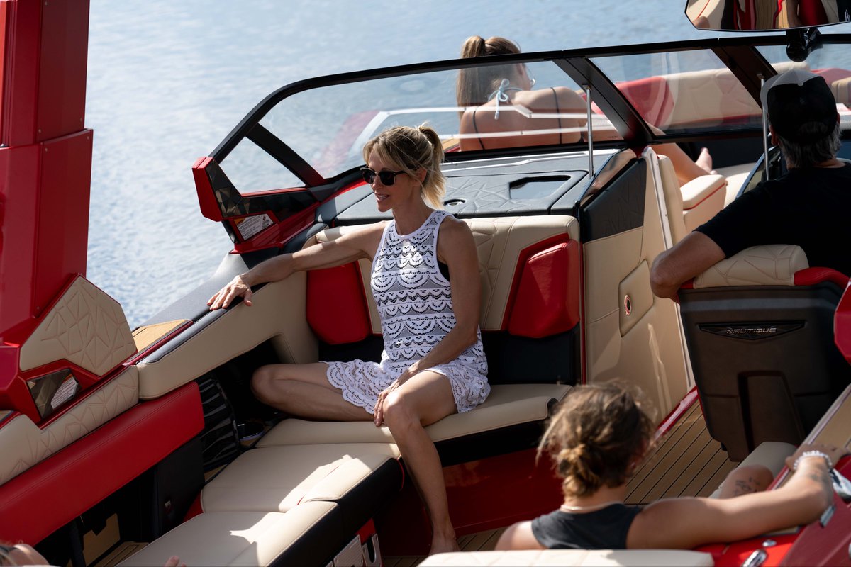 NautiqueBoats's tweet photo. In the lap of luxury aboard the #G25Paragon https://t.co/eseLOx8LBq