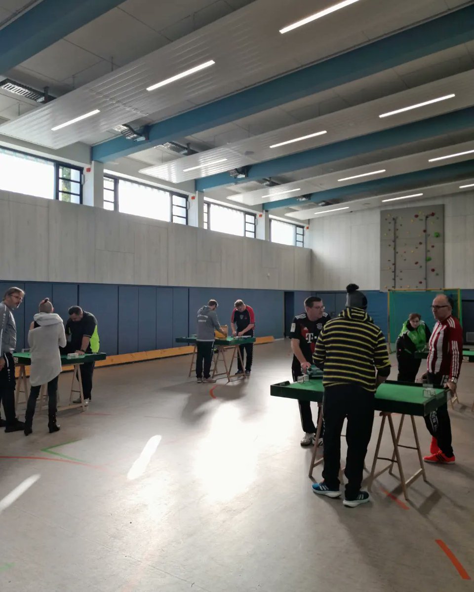 Sg94H's tweet photo. Der DSTFB-Pokal in Nordrhein-Westfalen

Etwas verkatert nach der WM in Rom kam die deutsche Subbuteo-Szene am vergangenen Wochenende wieder zusammen, um den traditionellen deutschen Pokal zu spielen. Luc vertrat dabei die SG. https://t.co/LH0kE9Jzcg