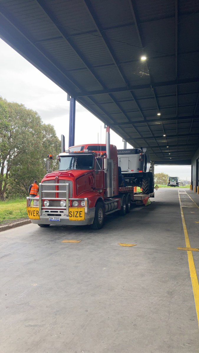 Slabsy82's tweet photo. @LiddellClaying Had our tri axle for 200,000ks, minor issues, moved the tool boxes out with the combing rail so they were accessible, lifted the power pack 150mm, had 25 tonne on it fully spread, haven’t broke it yet, I’d buy another one https://t.co/v9fa4F6j7Z