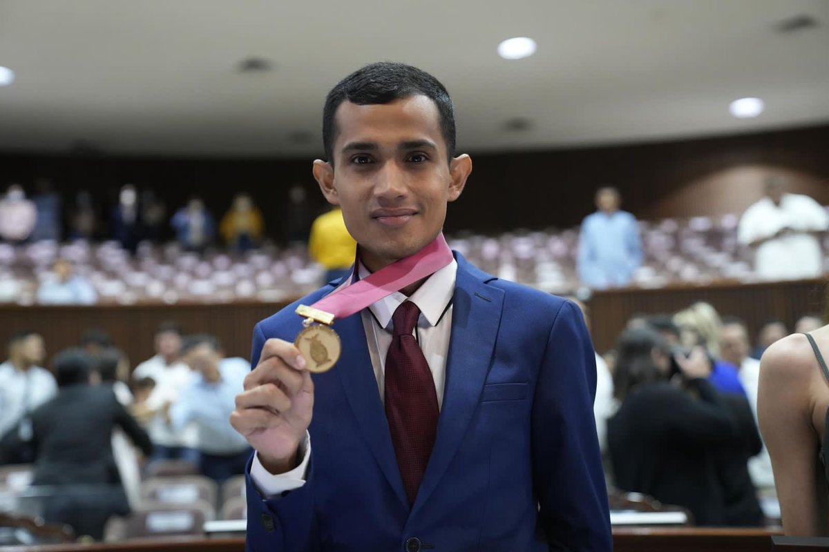 uasoficialmx's tweet photo. Estudiantes ponen en alto el nombre de la UAS al recibir el Premio al Mérito Juvenil. 👏
#OrgulloUAS 🦅
ℹ️ https://t.co/1gG7x0Gpiw https://t.co/gy4Of3oyN5