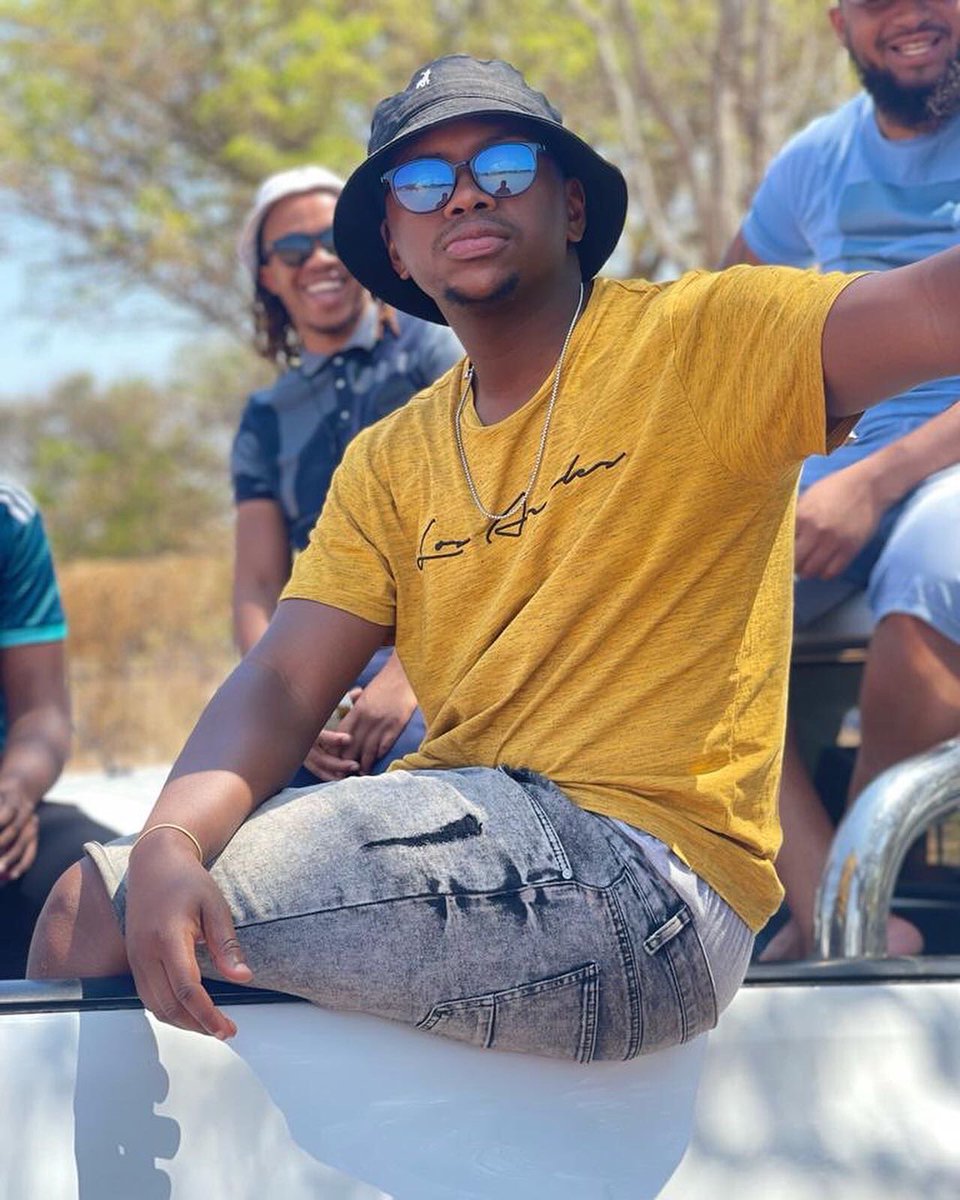 Motsoseng_SC's tweet photo. After a good run,we lost to Real Ragazzi Social Club this past Sunday, entertaining game but only one winner on the day👊🏽Thank you to everyone that came out once again to support the boys.#TRC912 #ZikhaleTours #AriesBasedSolutions #DapperStillWater #LeoGroupOfCompanies #NewHeight https://t.co/fzAlHGUtyk