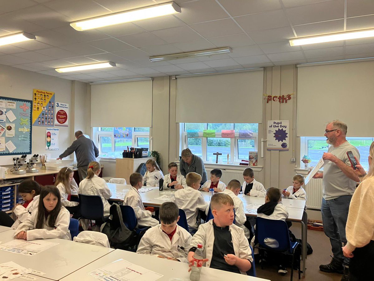 ClydeRF's tweet image. Very fine #FlyingFish day with P5/6 of @SaintPetersPS. Really great engagement by our #FutureStewards in the field and in our pop-up lab. Thank you @GLA_Airport #FlightPathFund for making this possible.