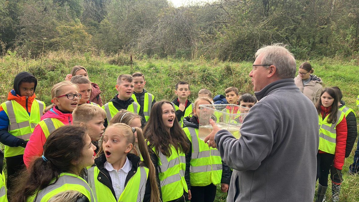 ClydeRF's tweet image. Very fine #FlyingFish day with P5/6 of @SaintPetersPS. Really great engagement by our #FutureStewards in the field and in our pop-up lab. Thank you @GLA_Airport #FlightPathFund for making this possible.