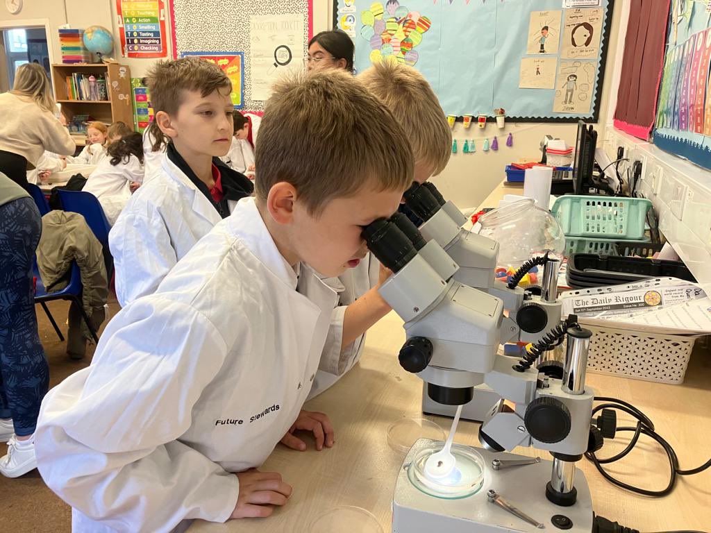 ClydeRF's tweet image. Very fine #FlyingFish day with P5/6 of @SaintPetersPS. Really great engagement by our #FutureStewards in the field and in our pop-up lab. Thank you @GLA_Airport #FlightPathFund for making this possible.