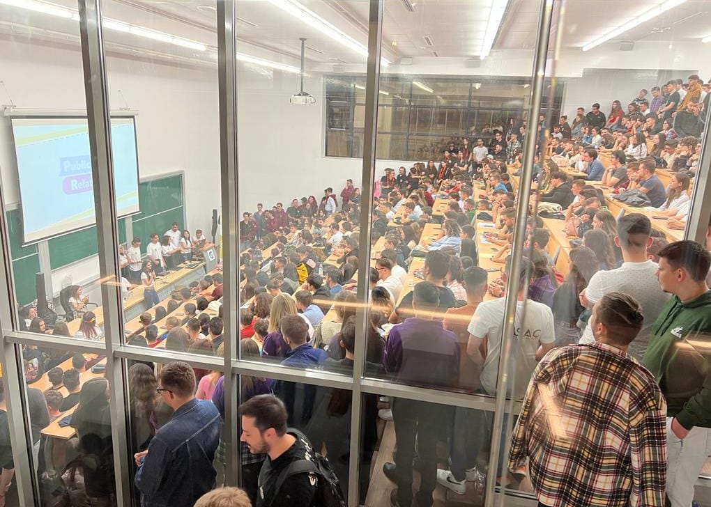 lsacbucuresti's tweet photo. Este cineva pe aici? #PrimaSedinta #LSAC https://t.co/fmUWp2lSqF
