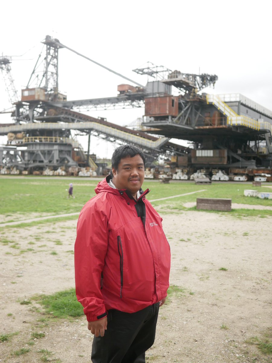 specialpaul's tweet photo. Ferropolis - i visit this amzing industrial pleace. Looks huge this all minig-machines. I wear during my trip this nice RedLedge gear ;) 
#Ferropolis
#StadtderEisen
#Ironworker 
#specialpaul 
#DessauRoßlau 
#RedLedge  
#Raingear 
#Rainwear https://t.co/NL7trQ9dC8