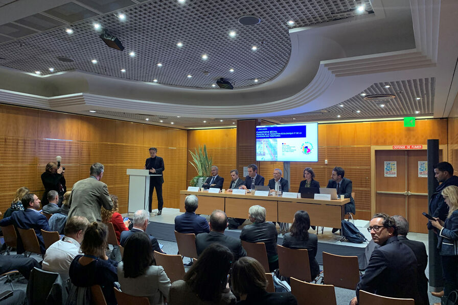 AG du <a href="/PlanBatiment/">Plan Bâtiment Durable</a> ce jour au salon <a href="/Batimat/">BATIMAT</a> en présence du ministre <a href="/ChristopheBechu/">Christophe Béchu</a>,  <a href="/M_MeynierM/">Marjolaine Meynier-Millefert</a>, <a href="/pelletier_ph/">Philippe Pelletier</a> pour évoquer les recommandations des 4GT décarbonation du Bâtiment pour la future SNBC-3, avec les contributions additives de <a href="/Novabuild/">Novabuild Solutions</a> qui retiennent l'attention.