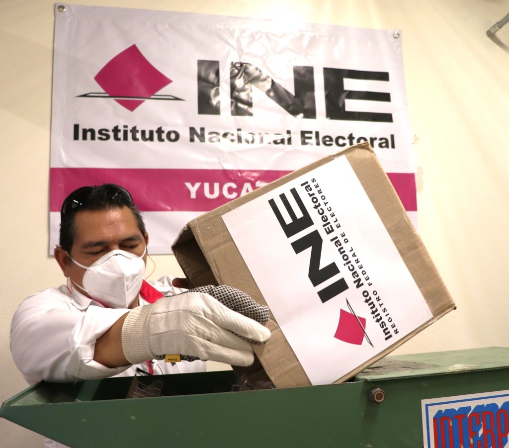 INEYucatan's tweet photo. Destruye @INEYucatan más de 79 mil credenciales retiradas en los módulos de atención ciudadana. 👇
https://t.co/5BC5MVsvRJ https://t.co/eJ9lweXOLm