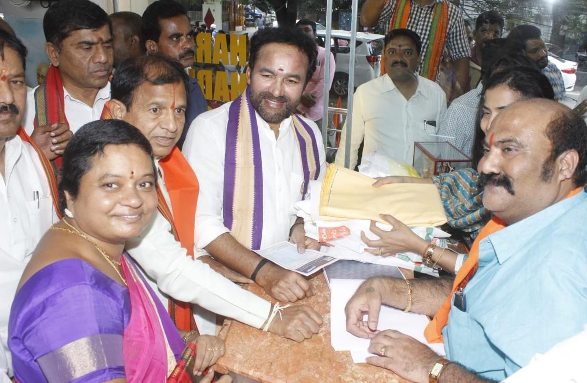 GoudMahalakshmi's tweet photo. గాంధీ జయంతి సందర్భంగా గౌరవనీయులు శ్రీ నరేంద్రమోదీ గారి "ఓకల్ ఫర్ లోకల్" పిలుపుతో "స్వదేశీ ఉద్యమం" నినాదంతో విస్తృతంగా ప్రజలలోకి తీసుకెళ్లేవిధంగా ఈ కార్యక్రమాన్ని చేపట్టడం జరిగింది. https://t.co/4WtYxjscUI