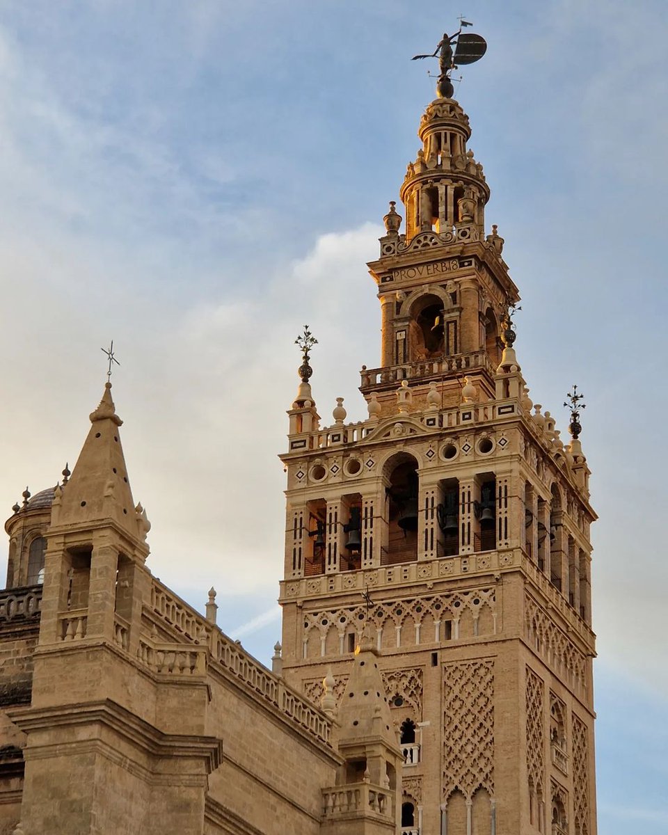 sevilla_secreta's tweet photo. El Giraldillo corona y bautiza la Giralda y no al revés. 
.
.⁣⁣⁣⁣⁣⁣⁣⁣⁣⁣⁣⁣⁣⁣⁣
📸 @pattb2 https://t.co/F7g3JBiCsl