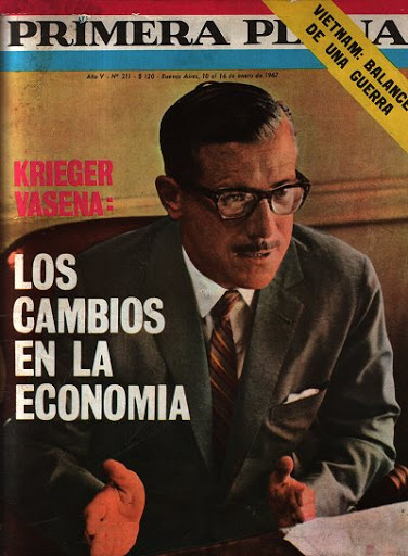 bdebate2022's tweet photo. Último momento: Adalbert Krieger Vasena acaba de anunciar una devaluación del 40 % de la moneda y un congelamiento de salarios por 20 meses. El objetivo es estabilizar la economía, manteniendo los precios fijos y recuperando previsibilidad para estimular inversiones.
Ampliaremos. https://t.co/qbqikBywhC