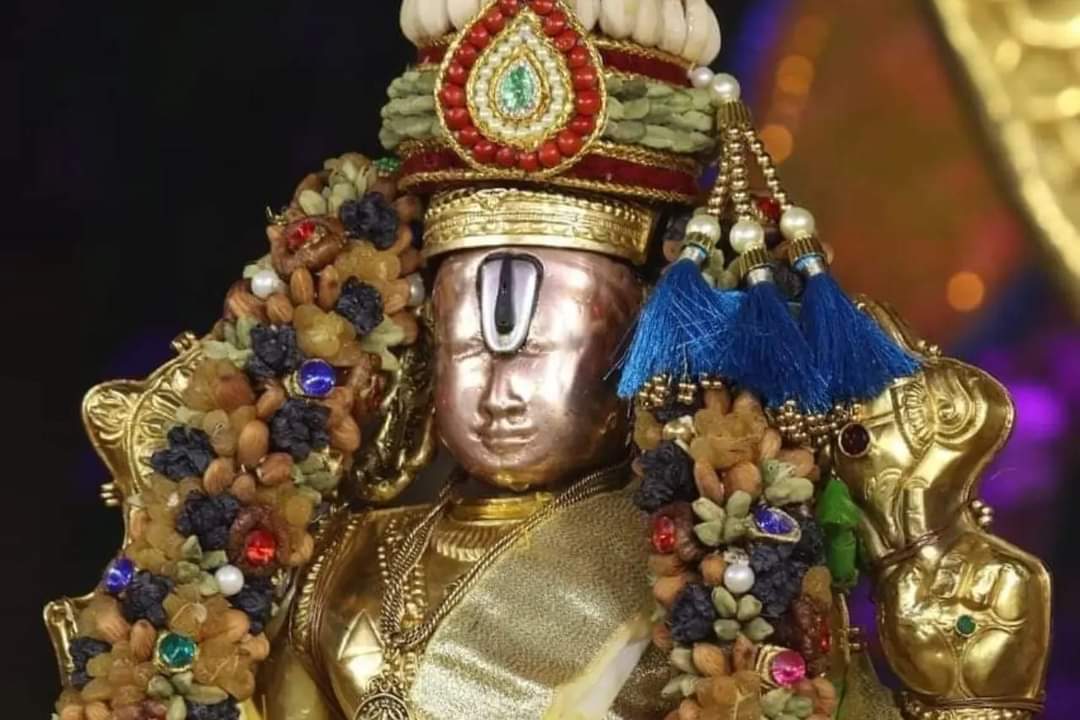 svbcttd4's tweet photo. 2022 శ్రీవారి సాలకట్ల బ్రహ్మోత్సవాలు
శ్రీవారి కైంకర్యంలో తరించిన సుగంధద్రవ్యాలు, ఎండుఫలాలు
స్నపనంలో ఆకర్షణీయంగా కుంకుమపువ్వు, పిస్తా-బాదం మాలలు, కిరీటాలు
#snapanatirumanjanam
#varshikabramhotsavalu #Tirumala #fbreelsvideo #madastreets https://t.co/IBTHsDWgLq