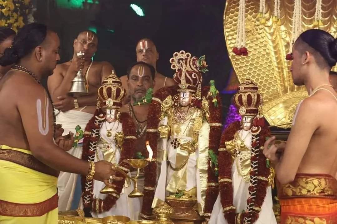 svbcttd4's tweet photo. 2022 శ్రీవారి సాలకట్ల బ్రహ్మోత్సవాలు
శ్రీవారి కైంకర్యంలో తరించిన సుగంధద్రవ్యాలు, ఎండుఫలాలు
స్నపనంలో ఆకర్షణీయంగా కుంకుమపువ్వు, పిస్తా-బాదం మాలలు, కిరీటాలు
#snapanatirumanjanam
#varshikabramhotsavalu #Tirumala #fbreelsvideo #madastreets https://t.co/IBTHsDWgLq