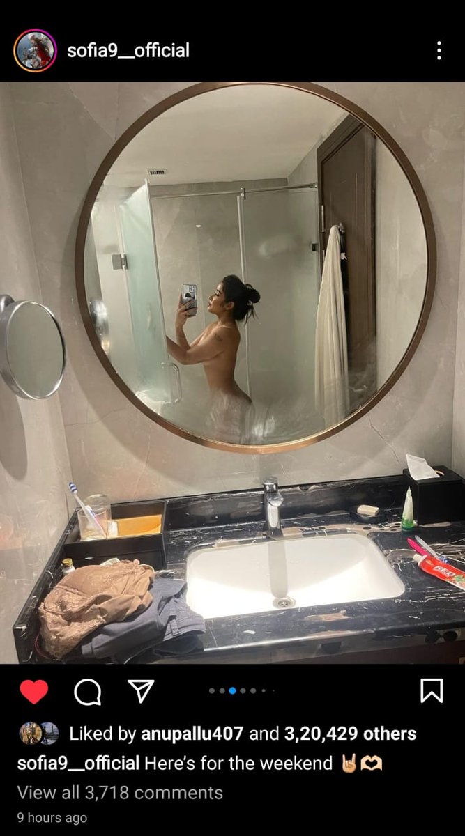 imkrrs's tweet photo. When Ranveer's photo can draw the ire of an FIR, should Sofia's be left behind?
If you talk about the equal rights then take action against her also. 
Agree or not? 
#SofiaAnsariOfficial #Equality #womanactivistVedikaChaube #Bollywood https://t.co/v9EGRq6ns3