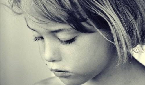 Silinir mi her yaş gözden
Yada konulurmu yerli yerine
Gülüşler sararmı tekrar o çehreyi
Mutlulukla bakarmı o gözler yeniden
Aynı masumlukta.
Sarılırmı her yara
Her eksik giderilirmi
Unutulurmu yaşanan kahredici olaylar
Gelirmi her giden geri.. 

🥀😢