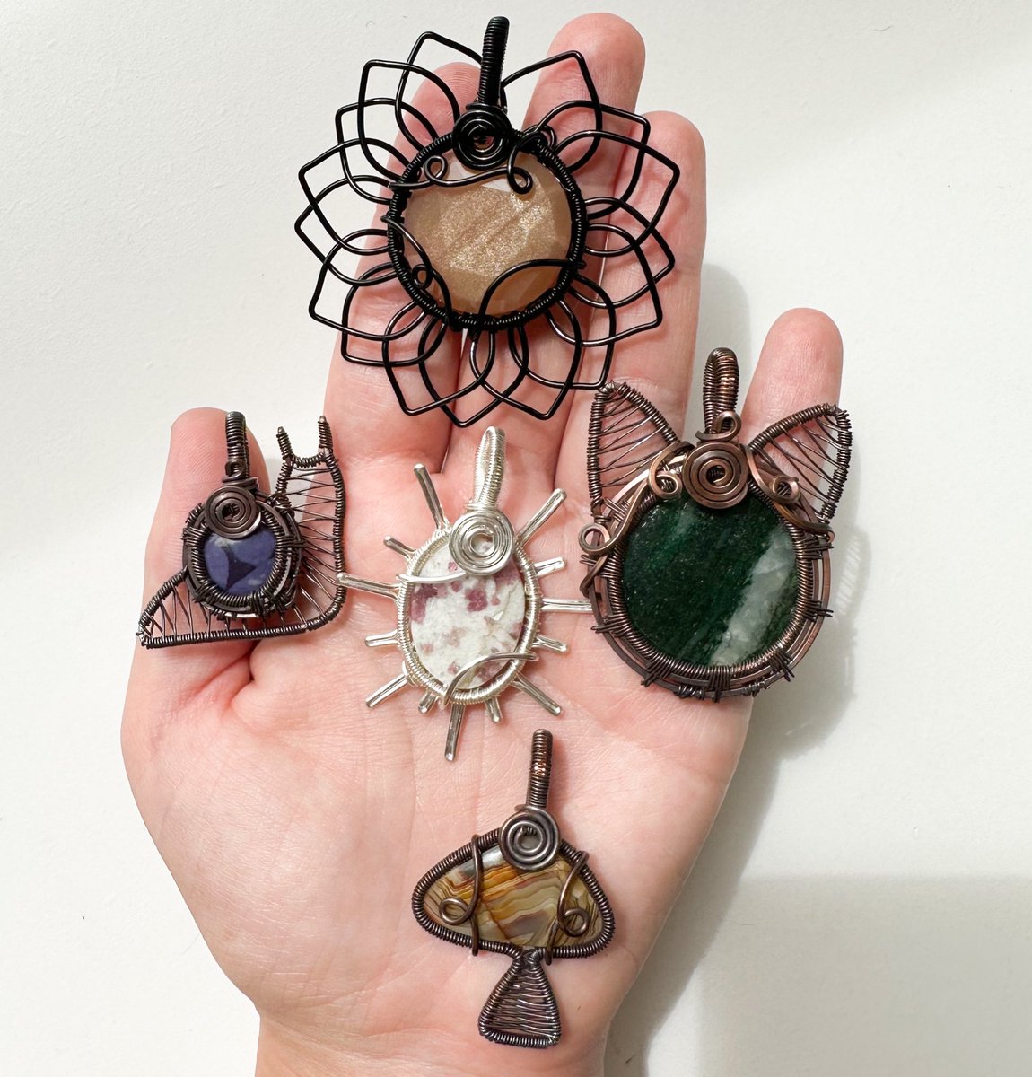 ⛓️🌼 40K GIVEAWAY 🌼⛓️ to enter: • retweet & follow me (@mildhippie) extra entries: •retweet & like my pinned tweet •tag friends below There will be one random winner for each pendant, all pendants are handmade by me ☀️🐌🍄🌻🐱