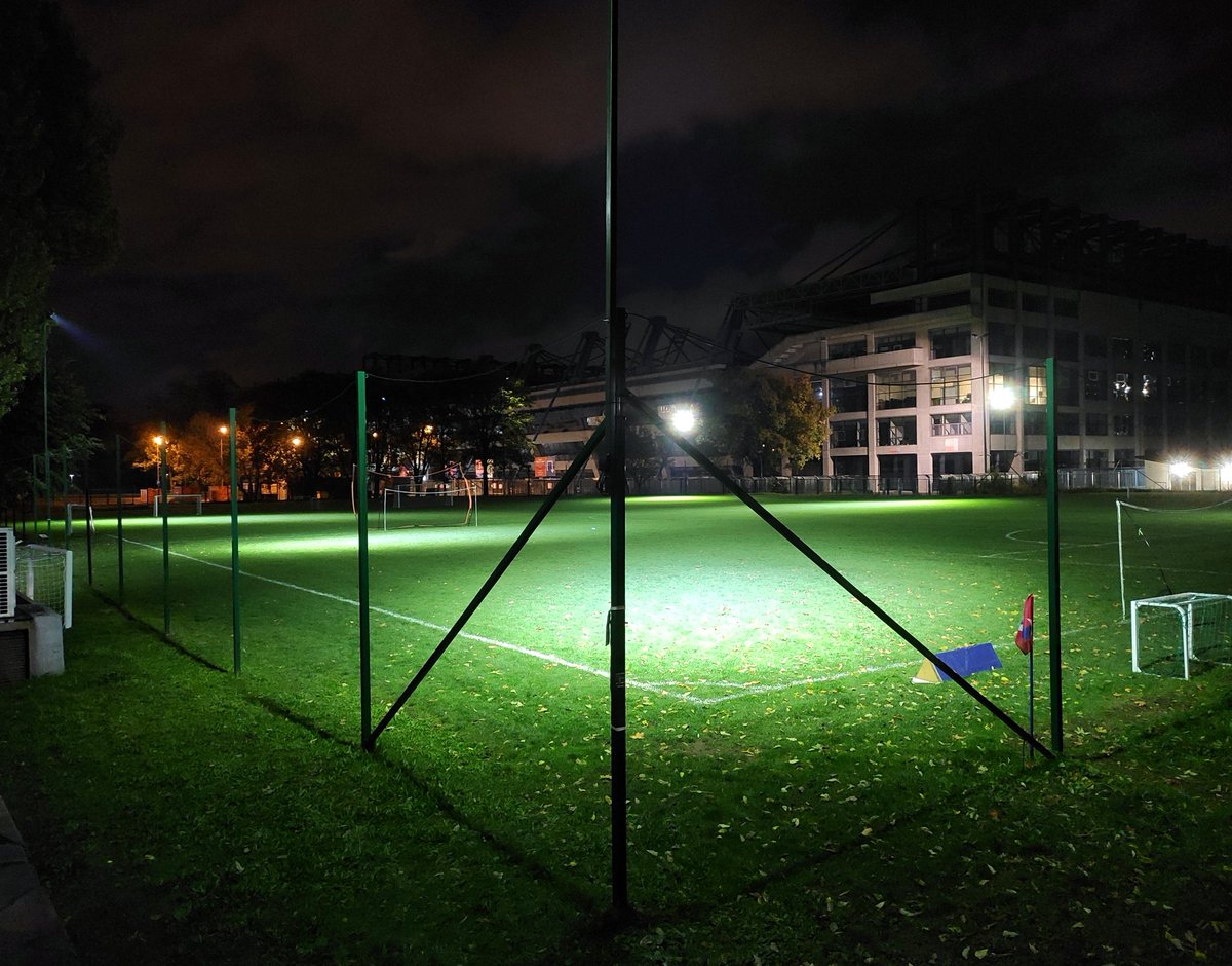 Czy <a href="/wislackaszkola/">Wiślacka Szkoła Futbolu</a> na początek trzeciego roku swojego istnienia właśnie testuje długo wyczekiwane przy Reymonta 22 oświetlenie?

Nie wiemy, ale się domyślamy 😎
#workinprogress