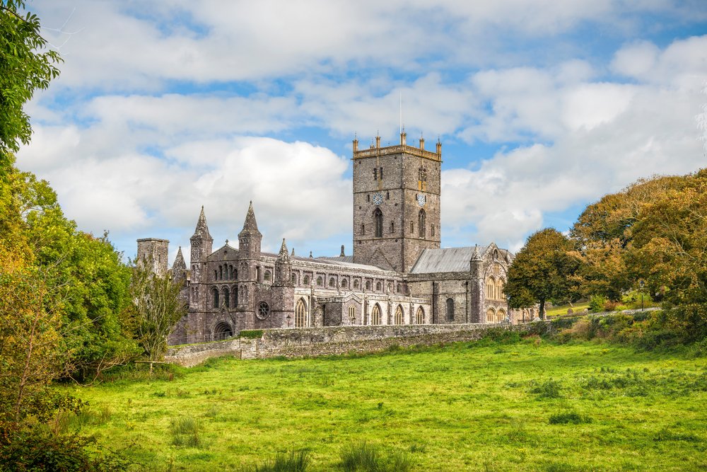 A beautiful snap of the historic St David's Cathedral at the changing of the seasons. Where better to be on a sunny autumnal day? 🍂