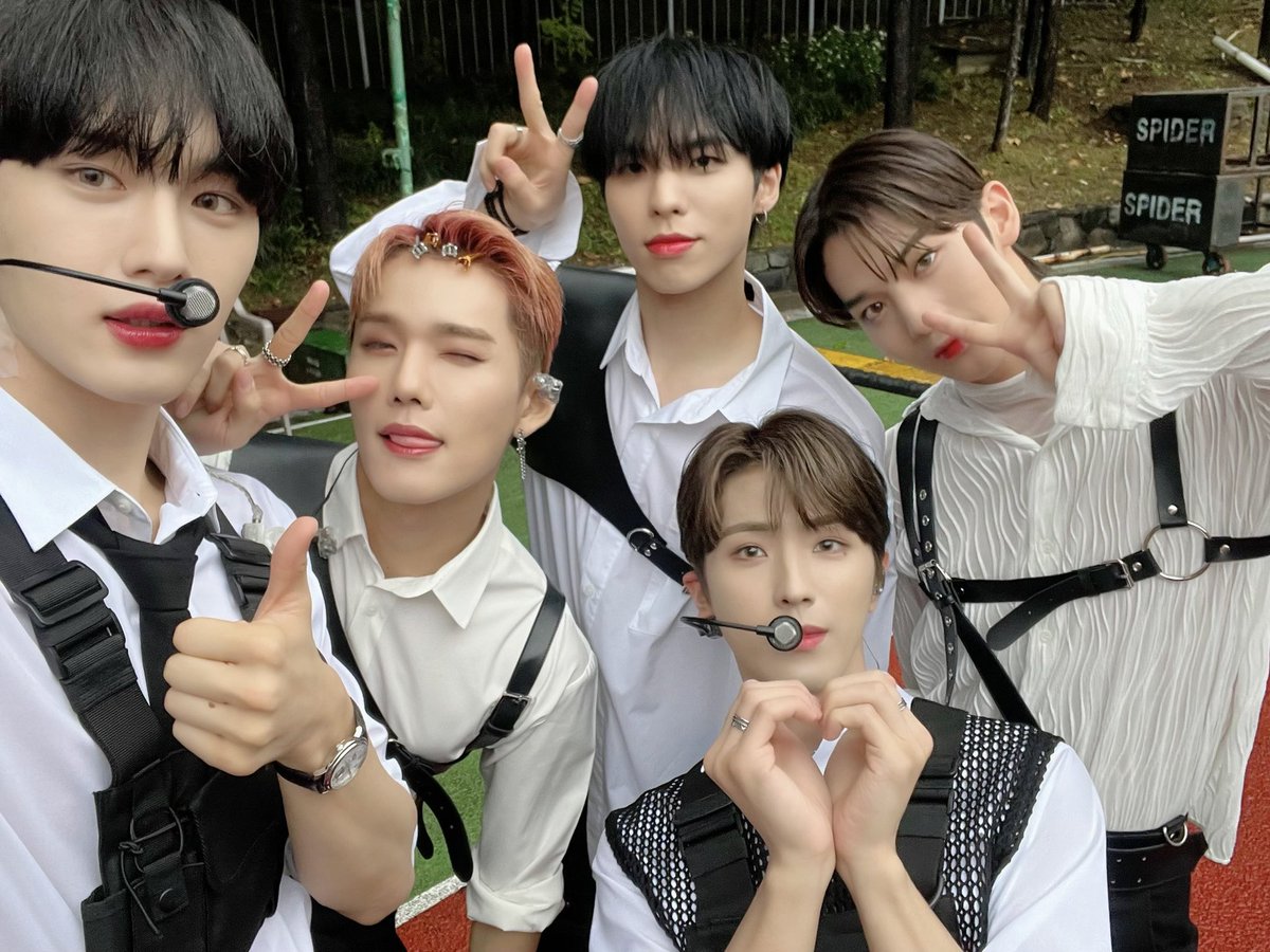 BYOUNGGONl's tweet photo. Just like what Elsa-nim said, the cold never bother me anyway, we weren't bothered at all when the rain poured on us during KCulture Festival 2022. It is all thanks to FIX who came to cheer for us! 💙 https://t.co/jRFqa4u3Ss