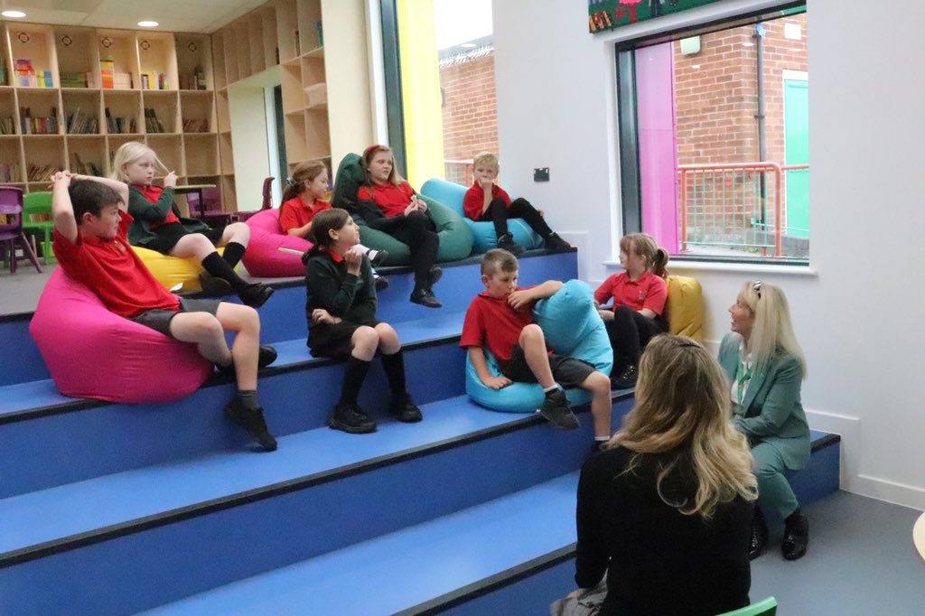 NAELCymru's tweet photo. Ymwelodd ein Prif Weithredwr @tegwen_ellis â @YsgolG yn Yr Wyddgrug prynhawn ma. Ymweliad gwych yn siarad â’r Uwch Dîm Arwain ac aelodau’r Cyngor Ysgol. 

#AcademiArweinyddiaeth https://t.co/uXwpfnWHnB