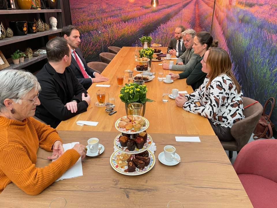 <a href="/cdavandaag/">CDA</a> leider Wopke Hoekstra bracht vandaag een bezoek aan Arnhem. Samen met <a href="/CDAGelderland/">CDA Gelderland</a> werd een bezoek gebracht aan de <a href="/RefugeeCompany/">Refugee Company</a> en <a href="/scalabor/">Scalabor</a>