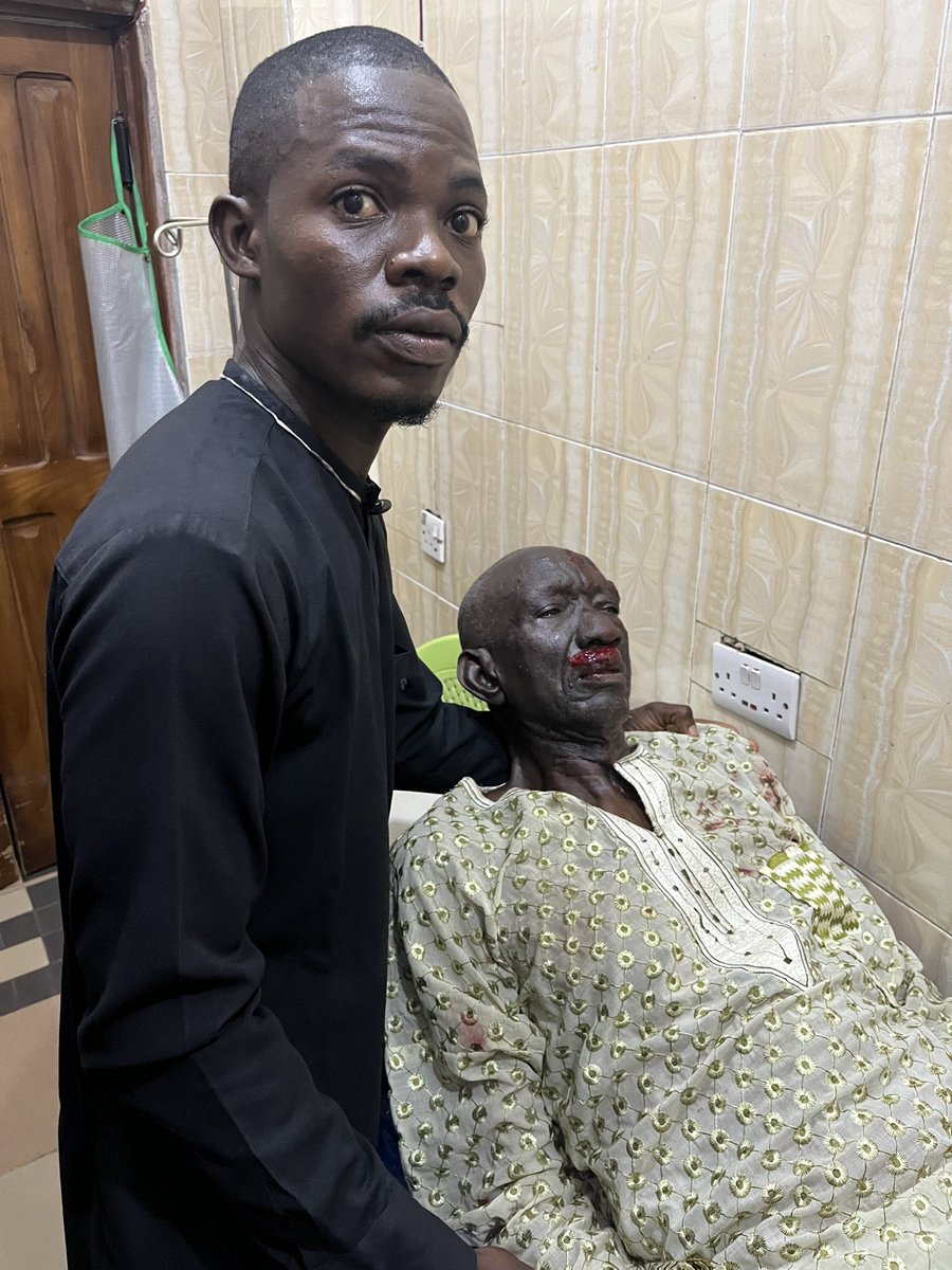 Good evening everyone, I saw this man lying down helpless at Tomore street, Tanke area, Ilorin. Motorbike hit him, I don’t know him from anywhere, with a women together we took him to Anchormed hospital, Tanke. Please help me retweet massively till anyone relayed to him /