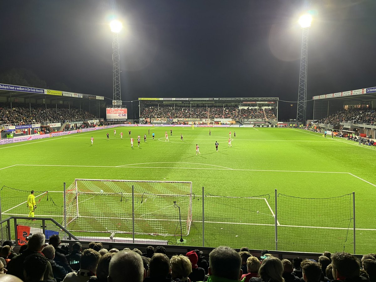egbert_baarsma's tweet photo. Gisteravond het weekend afgesloten in Emmen. Zat op de tribune tussen supporters van zowel #fcemmen als #scheerenveen. Fijn dat supporters door elkaar heen kunnen zitten zonder gedoe 👍 #emmhee https://t.co/ABOZ6wgj9u