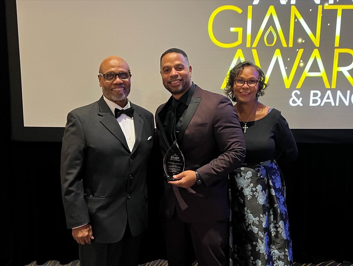 JulianNewman's tweet photo. Still buzzing after being honored among the Giants at the Giant Awards dinner! 
Without the support of countless people and the giant grace of God, I wouldn’t be here. Thank you. 
#GiantAwards #Honoree #Awards #Gala #Service #WorldChangers #family https://t.co/D54dDEoyQc
