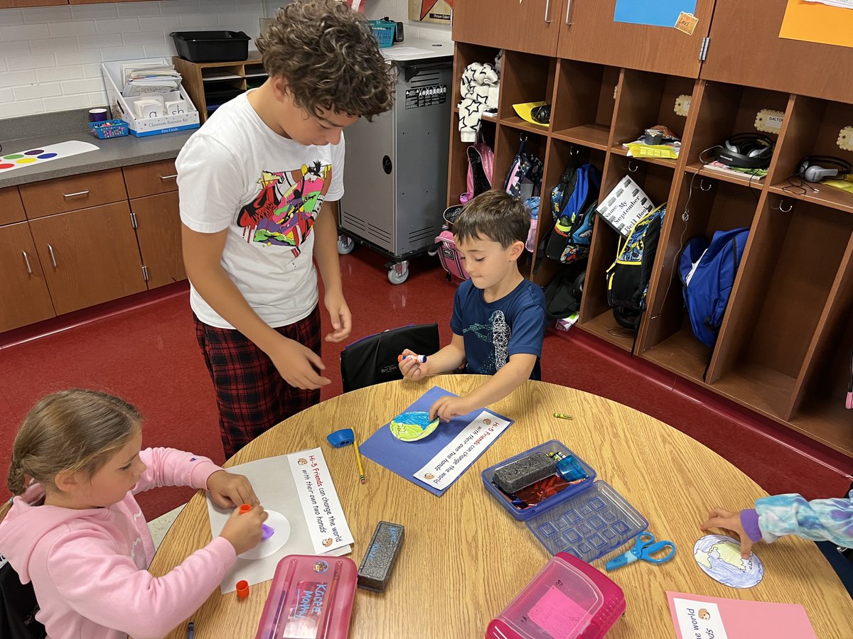 SOS_Palmer's tweet photo. Our ⁦@Hi_5friends⁩ have started their cross age mentoring in our Kdg and grade 1 classrooms. What an incredible experience to be able to witness for all involved. Thank you to the advisors, the teachers, the MS mentors and our youngest Champions for a great day! #FSPRIDE https://t.co/lkU4tMfSfF