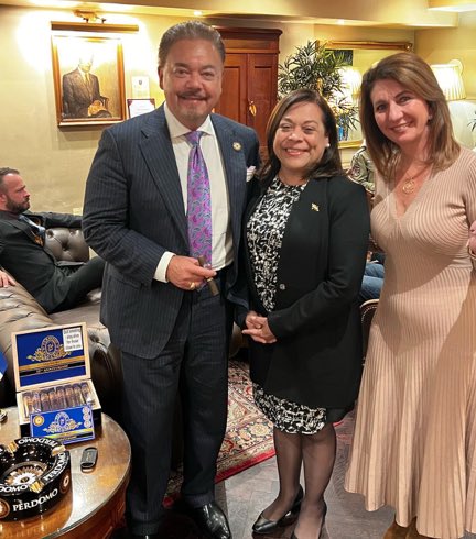 embaniclondon's tweet photo. The Ambassador of Nicaragua was delighted to meet with Nick Perdomo and Janine Perdonomo, and share a night of Perdomo Cigars at the iconic James J Fox, where guests had the opportunity to taste the flavors of Nicaraguan Cigars. https://t.co/Lzc9OaAEI5