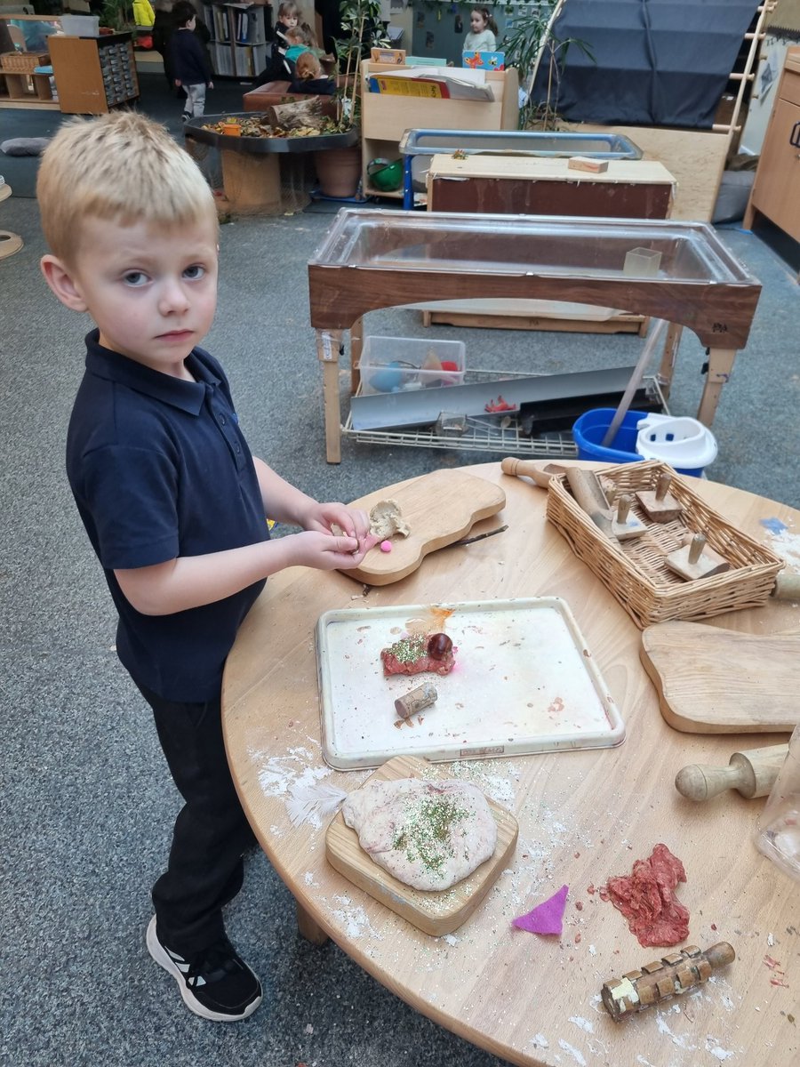 antonineps_nurs's tweet photo. We've had a busy day today, we are really enjoying exploring the natural treasures we've collected. E"Look I'm doing a drawing and writing my name" We are getting really good at making dough ourselves 😀
#antosocialstudies #antoscience #antoliteracy #antomaths #antoexpressivearts https://t.co/nAljBZ3Axl
