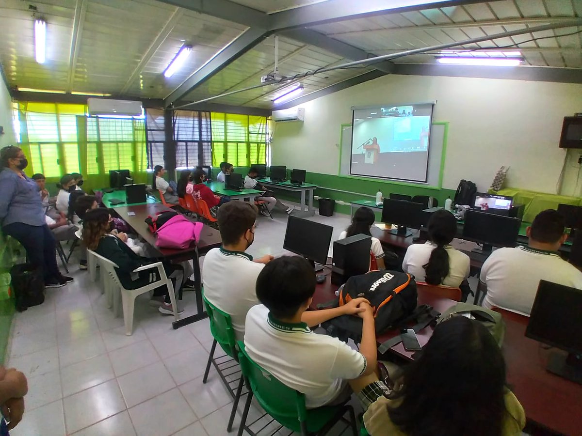 COBAES_07's tweet photo. #CobaesTalks 🗣 | Jared Valenzuela abre el primer "#COBAES Talks" con la presentación: "¿Quieres emprender? Así puedes iniciar", a través de #Zoom y en la que participaron los #Estudiantes en el #CentroDeCómputo del #Plantel07. #ThinkingOutOfTheBox | @SanInzunza @Lydia_MLB https://t.co/KlJHdCSUo3