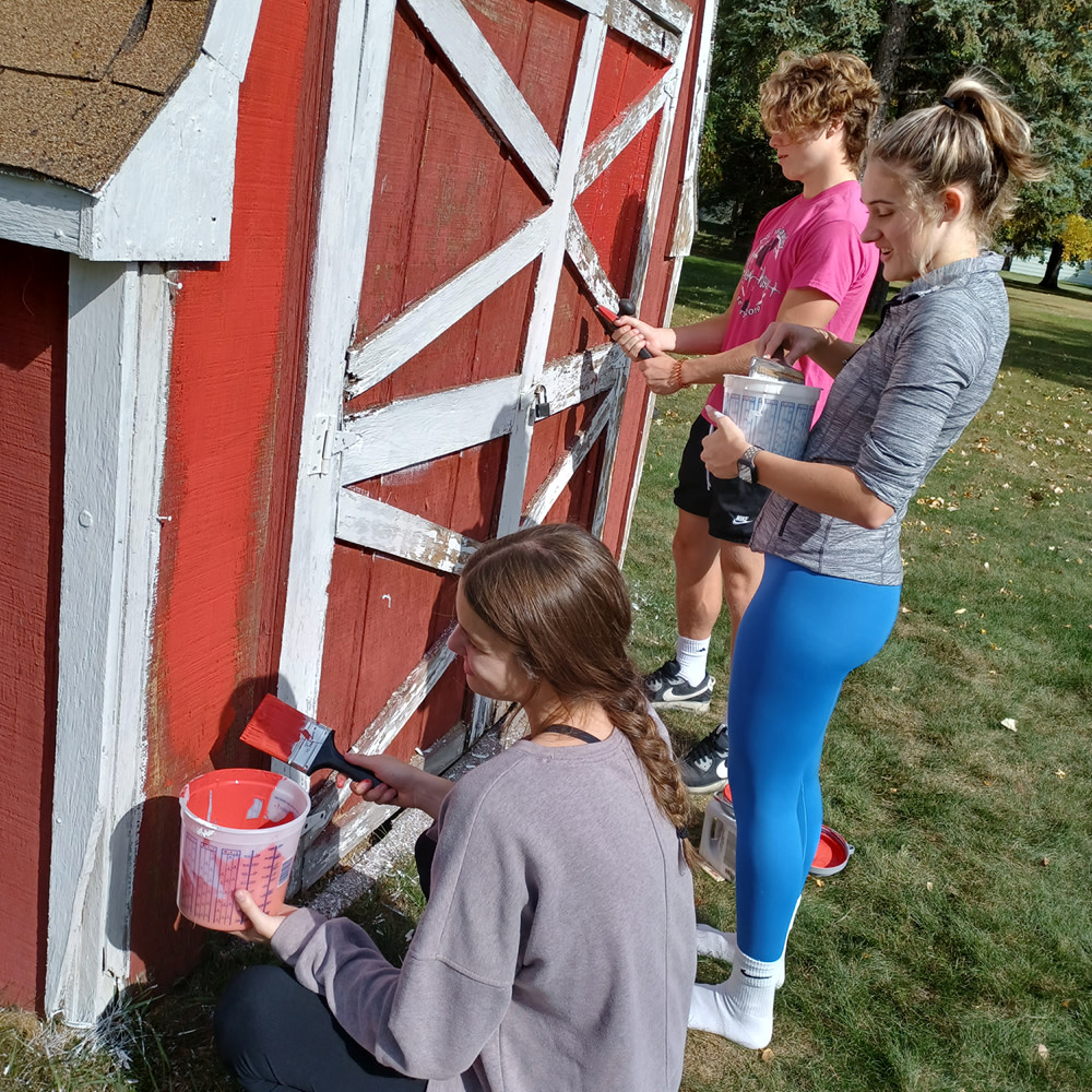 CCRIMoorhead's tweet photo. We had the pleasure of having a group of volunteers from @HawleyGolden and they absolutely rocked it! Thank you for all of your hard work and we would be thrilled to have you back any time! 🙂 #CCRIThanksYou https://t.co/fJGwHFQnvd