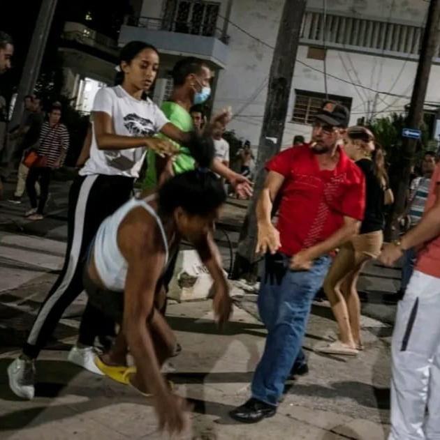 En #Cuba, un hombre derriba de un golpe a una mujer: esa señora es la patria, y no sólo nos toca levantarla: es hora de acabar con el abusador. #AbajoLaDictadura 🇨🇺💔