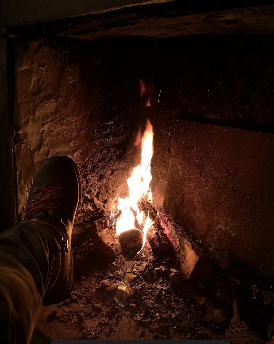 Entre la consigne (ridicule) du pull à col roulé et le feu de cheminée ma main n'a pas tremblé ce soir à i Piazzali d'Alisgiani.. J'ai toujours aimé résister à la co... ie. Focu à a ceppa..