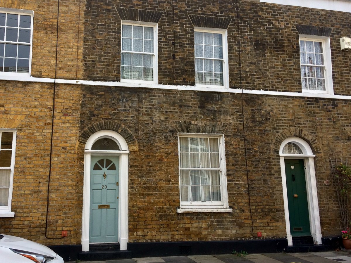 It's not all housing estates in the East End. Here are some 1820s cottages in Louisa St E1 - simple design but showing clear Georgian stylings in the doorframes.
#EastEnd <a href="/TowerHamletsNow/">Tower Hamlets Council</a> #urbanphotography