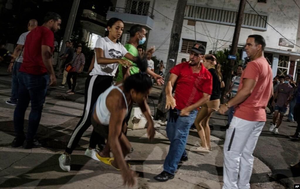 Martamar77's tweet photo. Tan machos. 🤮 Abajo el machismo de Estado cubano!!! @DiazCanelB así te despides, cobarde. Cuba tiene un Estado feminicida. Y las mujeres lideran las protestas pacíficas contra el totalitarismo cubano. Basta de complicidad!!! 📷 Ramón Espinosa (@AP_Noticias) https://t.co/WZjAbEkLoS