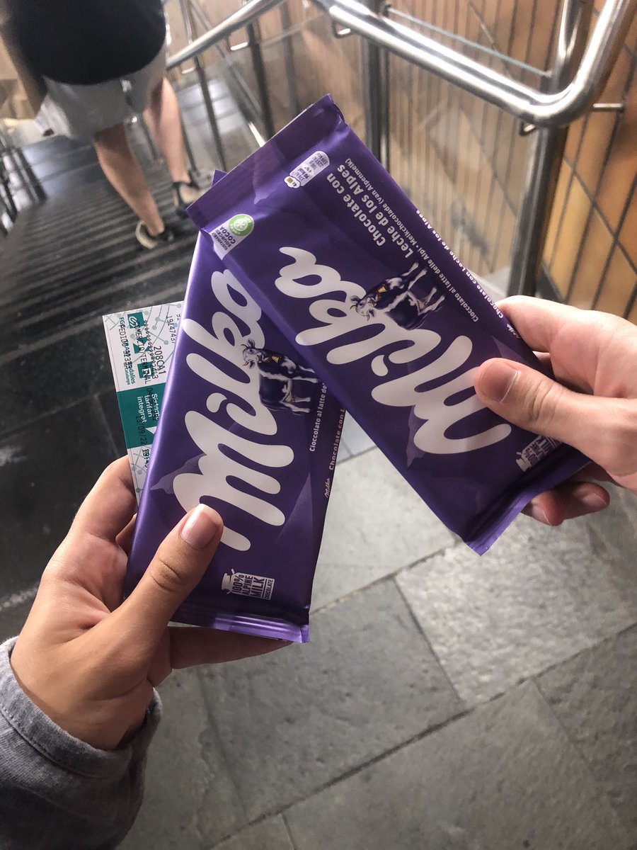 zoedumee's tweet photo. únic punt favorable d’avui a la Renfe. un bonhome promotor ens ha regalat tabletas de milka al sortir del tren🙏🙏🙏🙏🙏🙏🙏 això sembla Suècia https://t.co/fr7nKFDw9R