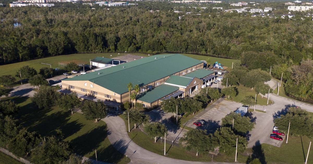 orlandosentinel's tweet photo. Flooded OCPS elementary school will move temporarily to high school campus https://t.co/GI9KOJ1st3 https://t.co/7zE6HlNxud
