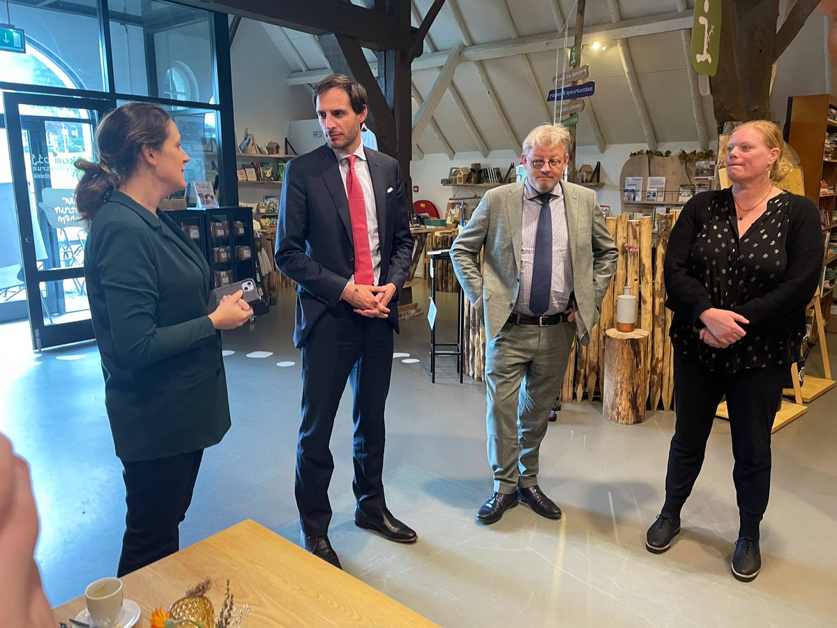 Was vanmiddag bij het werkbezoek van minister van Buitenlandse Zaken <a href="/WBHoekstra/">Wopke Hoekstra</a> aan <a href="/RefugeeCompany/">Refugee Company</a> Arnhem.

Prachtige plek waar met ziel en zaligheid wordt gewerkt aan persoonlijke ontwikkeling.

Dank voor de organisatie <a href="/Klaartje2709/">Klaartje Koorn</a> <a href="/CDAArnhem/">CDA Arnhem</a> &amp; <a href="/peterdrenth68/">Peter Drenth</a> <a href="/CDAGelderland/">CDA Gelderland</a>!