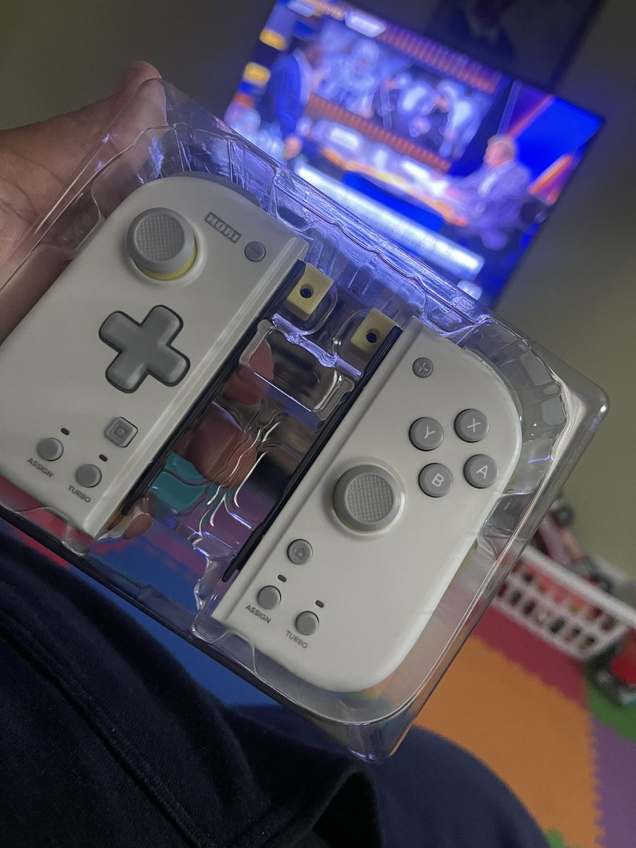 GameOverRa_'s tweet photo. This @horiusainc Split Pad Compact is perfect! Bigger buttons/analogs. And the added Dpad! Perfect for handheld mode on either the Oled or Original. #NintendoSwitch #HoriSplitPad #Splitpadcompact #Hori #gaming https://t.co/cALu4gghua
