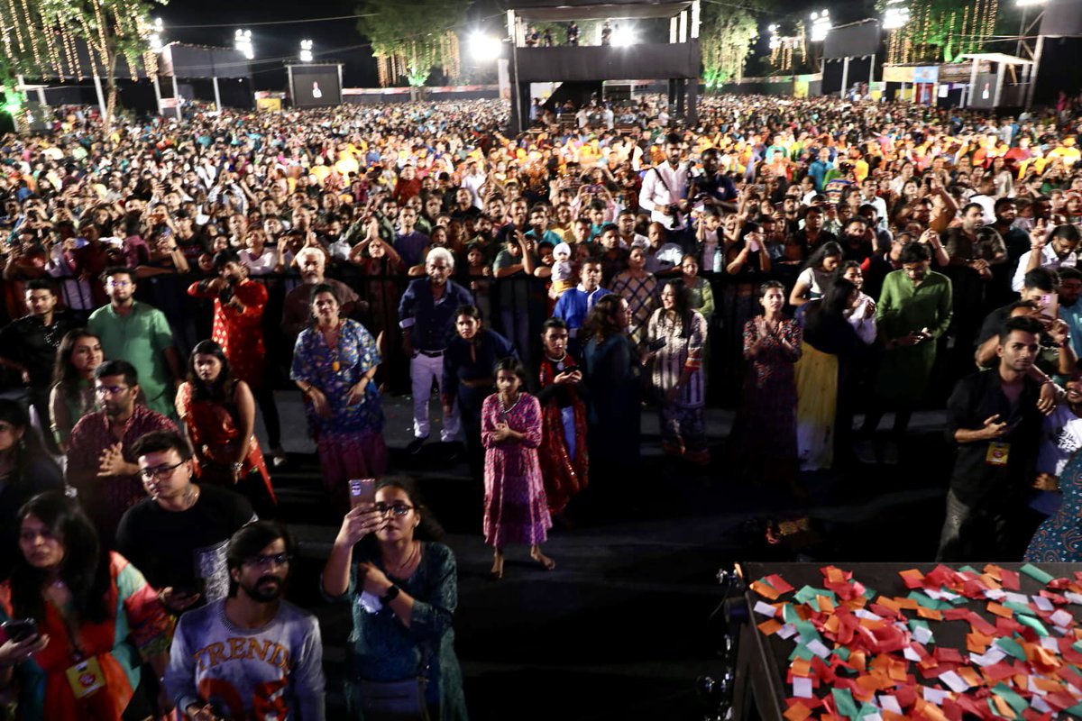 Dev_Fadnavis's tweet image. ठाणे रास रंग 2022 नवरात्री उत्सव में उपस्थित माताजी के भक्तों का जोश देख़कर बहुत खुशी हुई।
माता के दर्शन किए, आशीर्वाद लिया!
2 साल के बाद गरबा रास खेलने की उत्सुकता उपस्थित हजारों भक्तों के बीच उमड़ आयी थी।
माँ दुर्गा सभी को सुखी, समृद्ध और संतुष्ट रखें।
#Jaimatadi #JaiMaaDurge