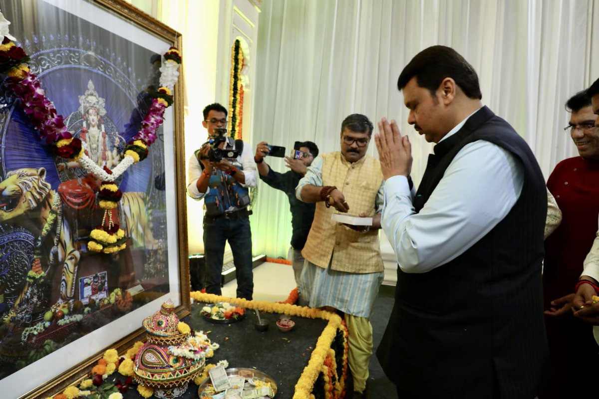 Dev_Fadnavis's tweet image. ठाणे रास रंग 2022 नवरात्री उत्सव में उपस्थित माताजी के भक्तों का जोश देख़कर बहुत खुशी हुई।
माता के दर्शन किए, आशीर्वाद लिया!
2 साल के बाद गरबा रास खेलने की उत्सुकता उपस्थित हजारों भक्तों के बीच उमड़ आयी थी।
माँ दुर्गा सभी को सुखी, समृद्ध और संतुष्ट रखें।
#Jaimatadi #JaiMaaDurge