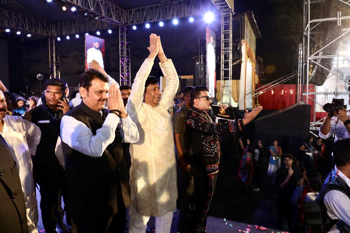 Dev_Fadnavis's tweet image. ठाणे रास रंग 2022 नवरात्री उत्सव में उपस्थित माताजी के भक्तों का जोश देख़कर बहुत खुशी हुई।
माता के दर्शन किए, आशीर्वाद लिया!
2 साल के बाद गरबा रास खेलने की उत्सुकता उपस्थित हजारों भक्तों के बीच उमड़ आयी थी।
माँ दुर्गा सभी को सुखी, समृद्ध और संतुष्ट रखें।
#Jaimatadi #JaiMaaDurge