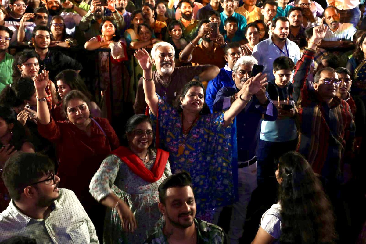 Dev_Fadnavis's tweet image. ठाणे रास रंग 2022 नवरात्री उत्सव में उपस्थित माताजी के भक्तों का जोश देख़कर बहुत खुशी हुई।
माता के दर्शन किए, आशीर्वाद लिया!
2 साल के बाद गरबा रास खेलने की उत्सुकता उपस्थित हजारों भक्तों के बीच उमड़ आयी थी।
माँ दुर्गा सभी को सुखी, समृद्ध और संतुष्ट रखें।
#Jaimatadi #JaiMaaDurge