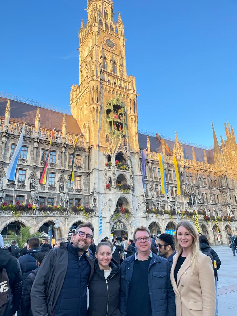 BastianGierling's tweet image. Teile des Immo-Teams von @LLR_LLR am Vorabend der #EXPOREAL in München.