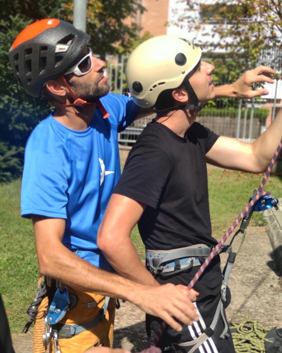 EpiaOlot's tweet image. ESCALEM! 
Durant aquest mes, dins del mòdul de Maniobres amb cordes, l’alumnat de 2n de GM podrem aprendre diferents continguts d'escalada amb en Jordi Geronès i l'Arnau de Vertical Emotions. #FPOLOT @verticalemotions @garrotxapro