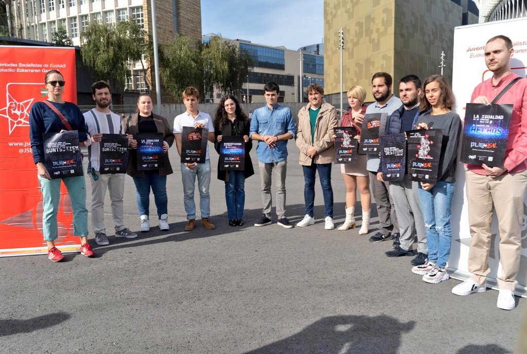 JSE_Egaz's tweet photo. Esta mañana en #Bilbao hemos presentado nuestra campaña para animar a la participación política de la juventud progresista vasca.
Ante los retos presentes y futuros, compromiso, trabajo y lucha.
#Play4Real #Únete #TuFuturoEstáEnJuego https://t.co/RAiTEOtlaN