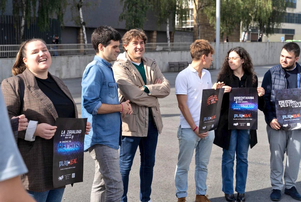 JSE_Egaz's tweet photo. Esta mañana en #Bilbao hemos presentado nuestra campaña para animar a la participación política de la juventud progresista vasca.
Ante los retos presentes y futuros, compromiso, trabajo y lucha.
#Play4Real #Únete #TuFuturoEstáEnJuego https://t.co/RAiTEOtlaN